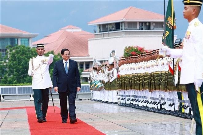 PM Pham Minh Chinh reviews the guard of honour at the welcome ceremony held in Kuala Lumpur on May 25 afternoon. (Photo: VNA) welcome-ceremony-for-vietnamese-pm-held-in-kuala-lumpur-2.jpg