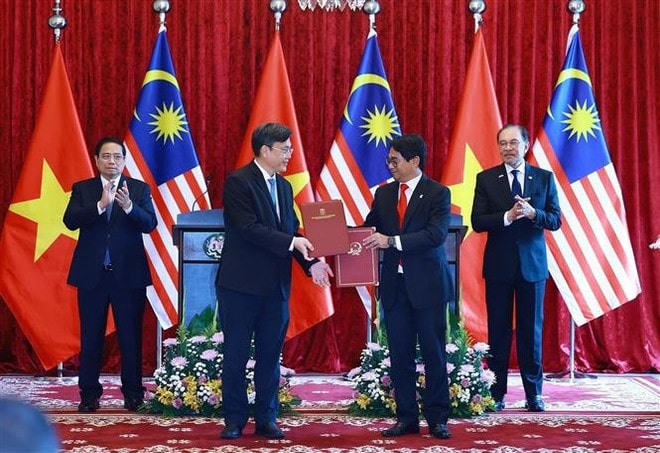 Vietnamese Prime Minister Pham Minh Chinh (L) and his Malaysian counterpart Anwar Ibrahim witness the exchange of a letter of intent on cooperation between the Vietnam National University, HCM City and the National University of Malaysia. (Photo: VNA) Vietnamese Prime Minister Pham Minh Chinh (L) and his Malaysian counterpart Anwar Ibrahim witness the exchange of a letter of intent on cooperation between the Vietnam National University, HCM City and the National University of Malaysia. (Photo: VNA)