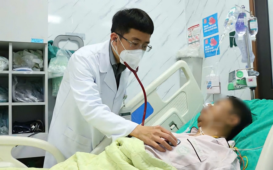 PGS.TS Mai Duy Tôn - Giám đốc Trung tâm Đột quỵ thăm khám cho bệnh nhân. Ảnh: BVCC