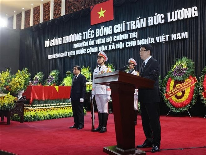 President Luong Cuong delivers the funeral oration at the memorial service on May 25 morning. (Photo: VNA) memorial-service-held-for-former-state-president-tran-duc-luong-2.jpg