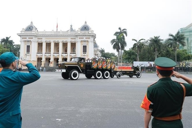 The hearse carrying the coffin passes the August Revolution Square in Hanoi on May 25 morning. (Photo: VNA) memorial-service-held-for-former-state-president-tran-duc-luong-3.jpg