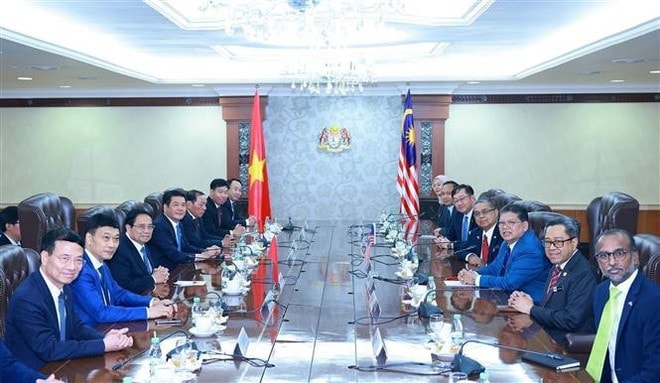 The meeting between Vietnamese Prime Minister Pham Minh Chinh and Speaker of the House of Representatives of Malaysia Tan Sri Dato’ Johari Bin Abdul in Kuala Lumpur on May 25. (Photo: VNA) 2-pham-minh-chinh-speaker-of-the-house-of-representatives-of-malaysia-tan-sri-dato-johari-bin-abdul-vna.jpg