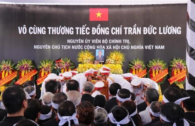 The burial ceremony at the cemetery in Dien Truong hamlet of Pho Khanh commune, Duc Pho township, Quang Ngai province, on May 25 afternoon (Photo: VNA)