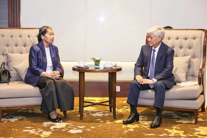 At the meeting between Do Van Chien (right), Politburo member, Secretary of the Party Central Committee and President of the Vietnam Fatherland Front (VFF) Central Committee, and Men Sam An, Vice President of the CPP, President of the National Council of the Solidarity Front for the Development of Cambodia Motherland (SFDCM), and Chairwoman of the Cambodia – Vietnam Friendship Association, in Hanoi on May 24. (Photo: VNA)