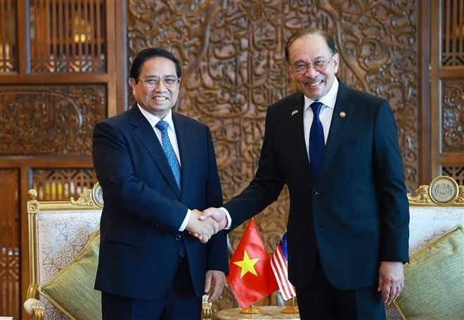 Vietnamese Prime Minister Pham Minh Chinh (L) shakes hands with his Malaysian counterpart Anwar Ibrahim at their meeting in Kuala Lumpur on May 25. (Photo: VNA) Vietnamese Prime Minister Pham Minh Chinh (L) shakes hands with his Malaysian counterpart Anwar Ibrahim at their meeting in Kuala Lumpur on May 25. (Photo: VNA)