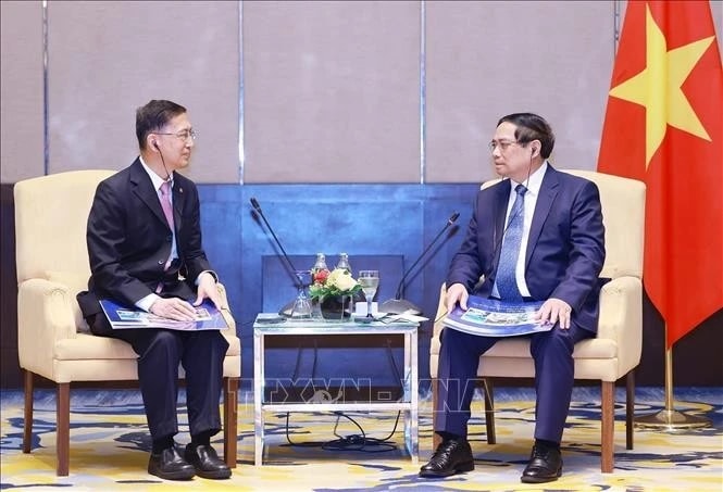 Prime Minister Pham Minh Chinh (R) and Dato' Chow Chee Wah, Chairman of Gamuda Land, at their meeting in Kuala Lumpur on May 25 (Photo: VNA)
