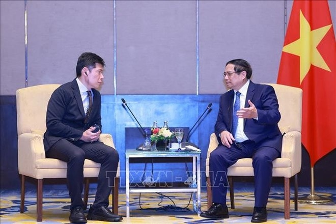 PM Pham Minh Chinh and Anthony Tan, Chief Executive Officer and Co-founder of Grab, at their meeting in Kuala Lumpur on May 25 (Photo: VNA) grab.jpg