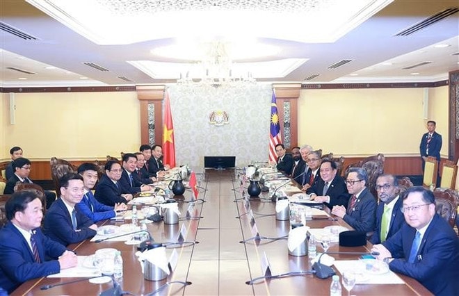 The meetting between Prime Minister Pham Minh Chinh and President of the Senate of Malaysia Dato Awang Bemee Awang Ali Basah in Kuala Lumpur on May 25. (Photo: VNA) The meetting between Prime Minister Pham Minh Chinh and President of the Senate of Malaysia Dato Awang Bemee Awang Ali Basah in Kuala Lumpur on May 25. (Photo: VNA)