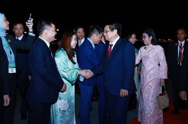 Prime Minister Pham Minh Chinh and his spouse are welcomed at Kuala Lumpur International Airport by the staff of the Vietnamese Embassy in Malaysia. (Photo: VNA) pm1.jpg