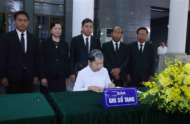 Men Sam An, Vice President of the Cambodian People's Party (CPP), President of the National Council of the Solidarity Front for the Development of Cambodia Motherland (SFDCM), and Chairwoman of the Cambodia – Vietnam Friendship Association, writes in in the condolence book for former State President Tran Duc Luong. (Photo: VNA)