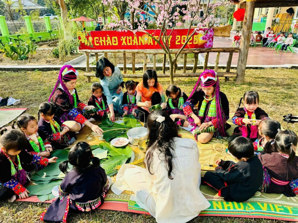 Hoạt động trải nghiệm gói bánh chưng dành cho học sinh, phụ huynh, giáo viên Trường Mầm non Quảng Đức (huyện Hải Hà).