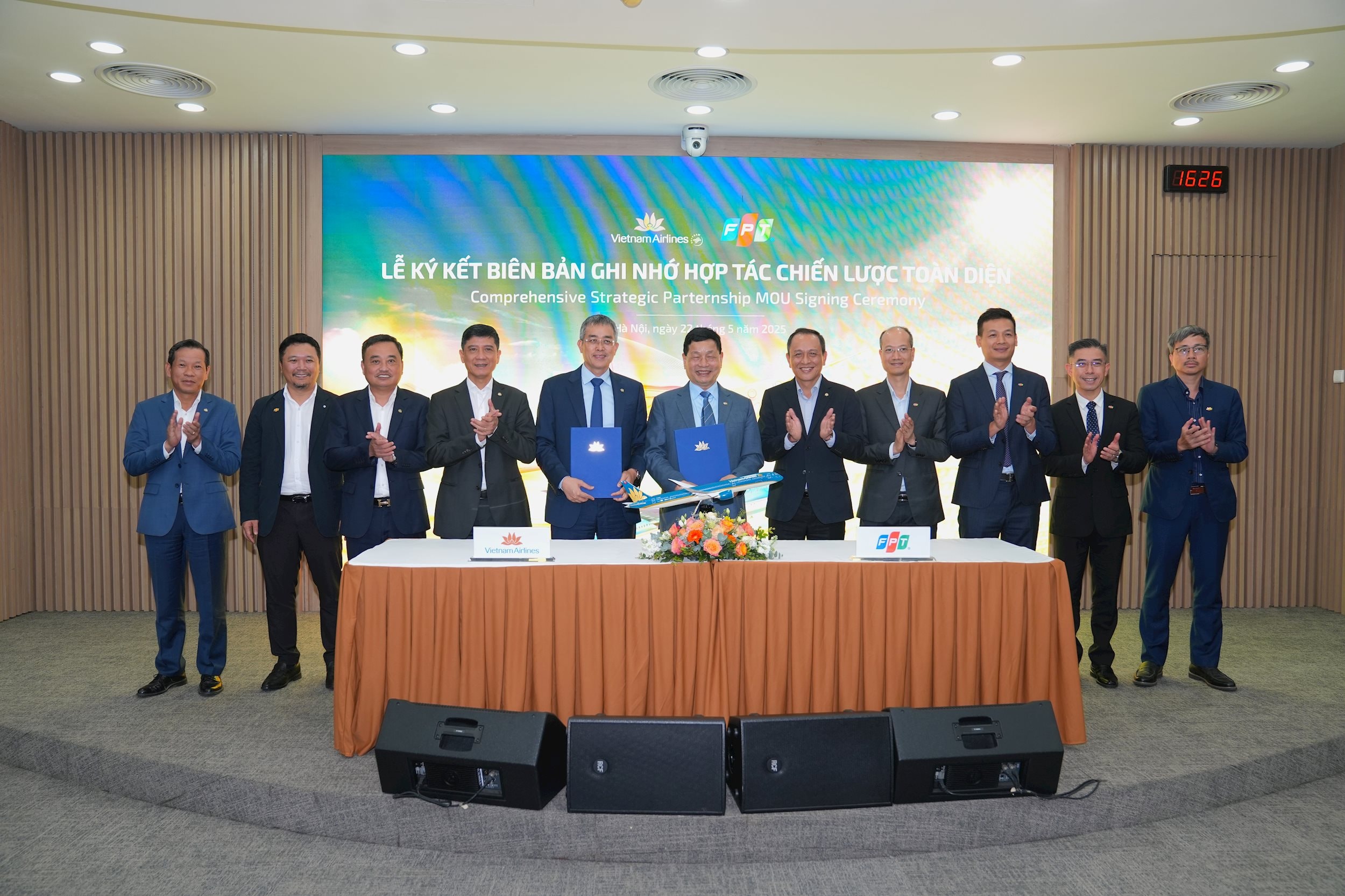 Photo 1. Vietnam Airlines and FPT Technology Group officially signed a Memorandum of Understanding on strengthening comprehensive strategic cooperation. Photo VNA