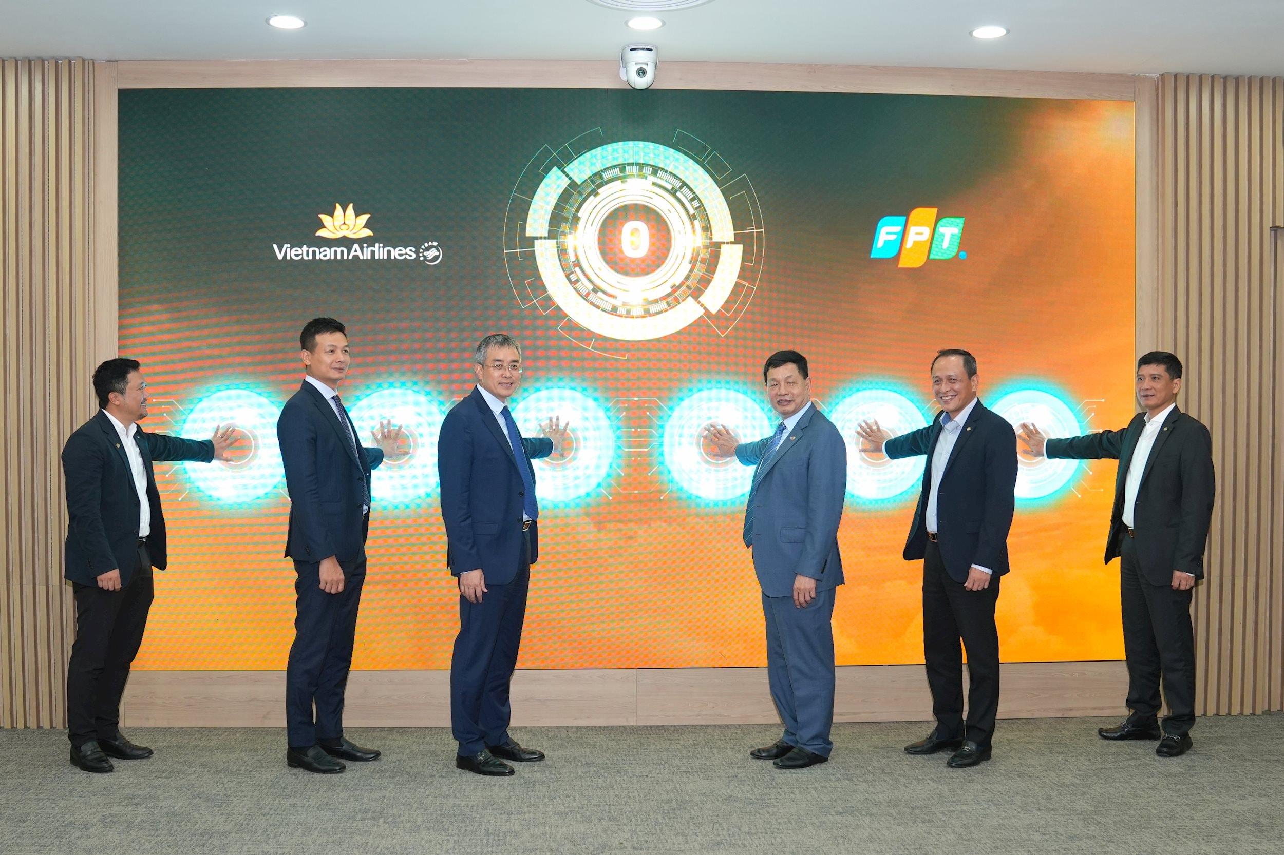 Photo 2. The two sides performed the ceremony to launch the e-commerce website project for Vietnam Airlines. Photo VNA