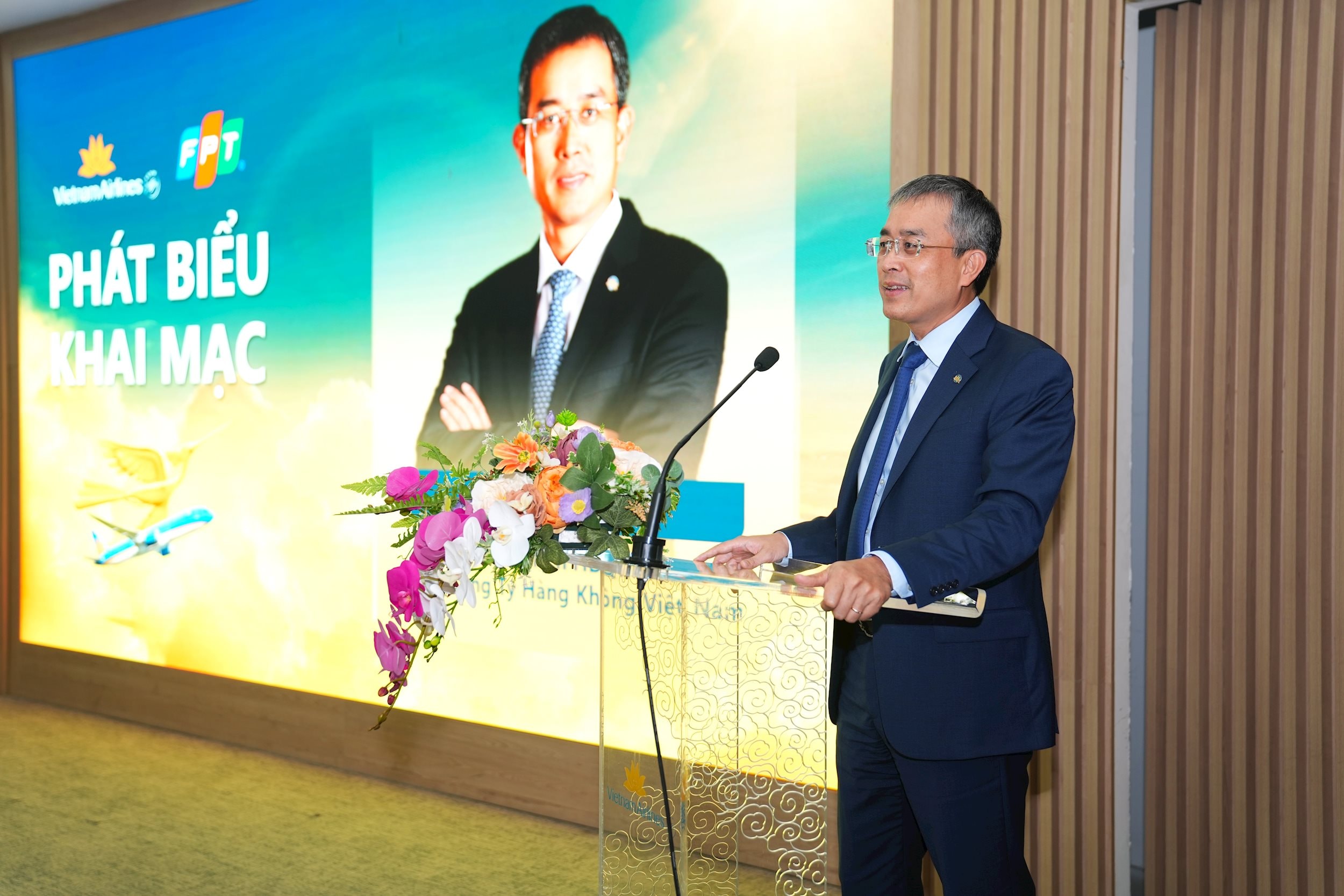 Photo 3. Mr. Dang Ngoc Hoa - Chairman of the Board of Directors of Vietnam Airlines speaking at the signing ceremony. Photo VNA