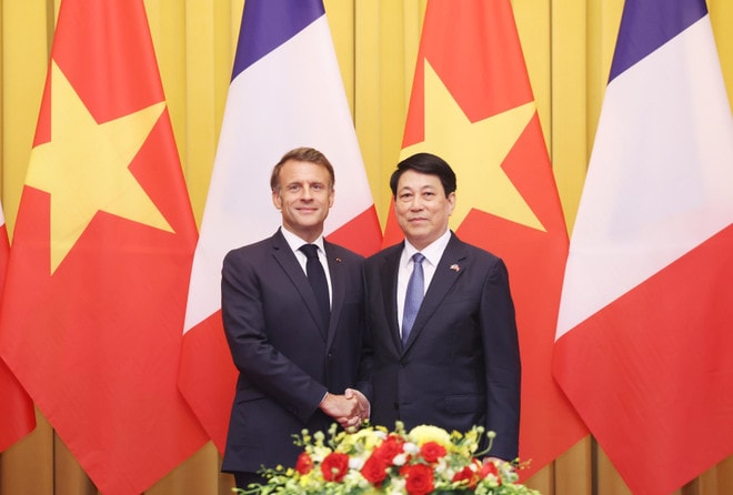President Luong Cuong and French President Emmanuel Macron pose for a photo ahead of the talks. (Photo: VNA) vna-potal-chu-tich-nuoc-luong-cuong-hoi-dam-voi-tong-thong-phap-emmanuel-macron-8054506.jpg