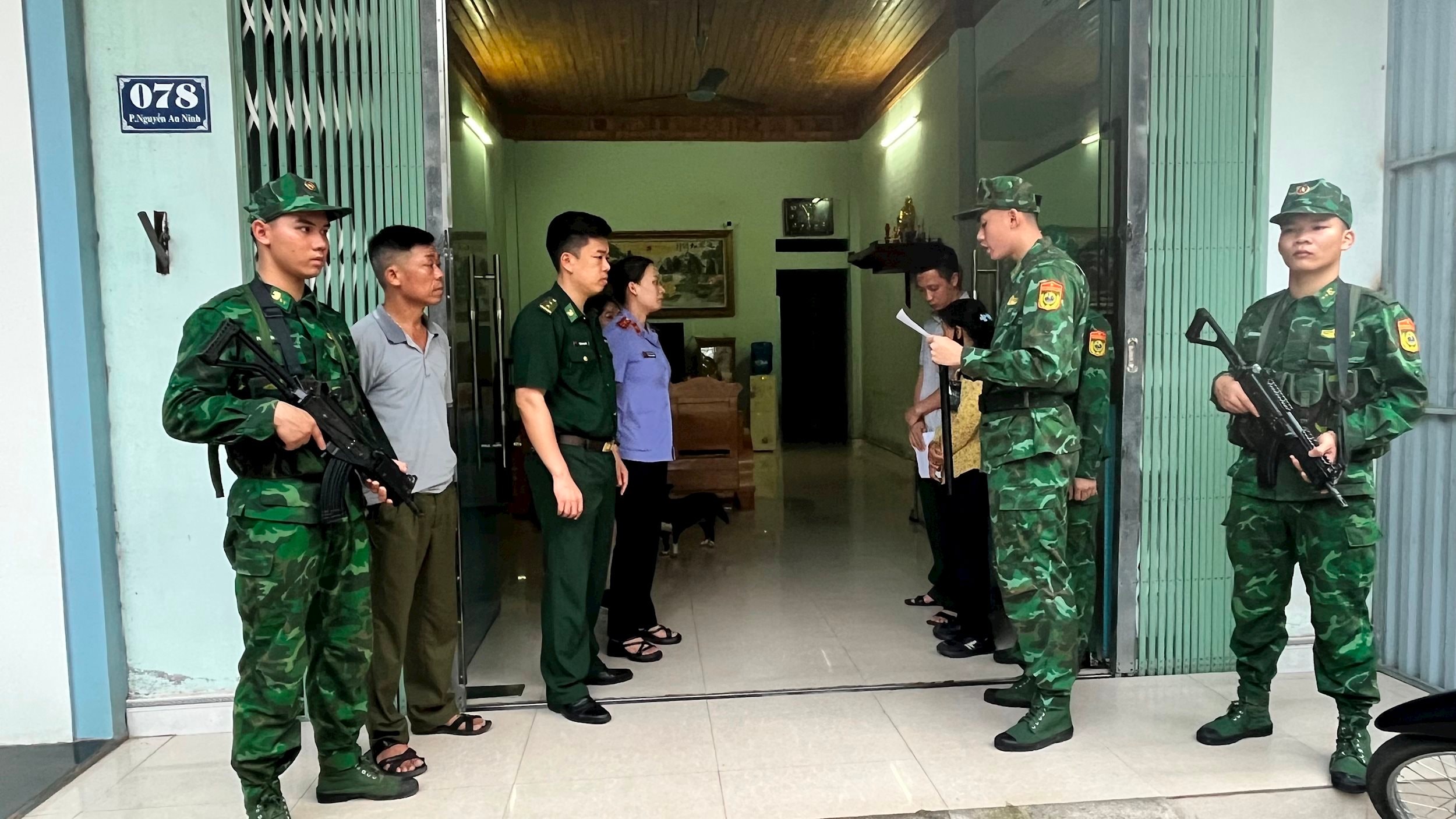 BĐBP khám xét nơi ở của đối tượng Phạm Thị Thu