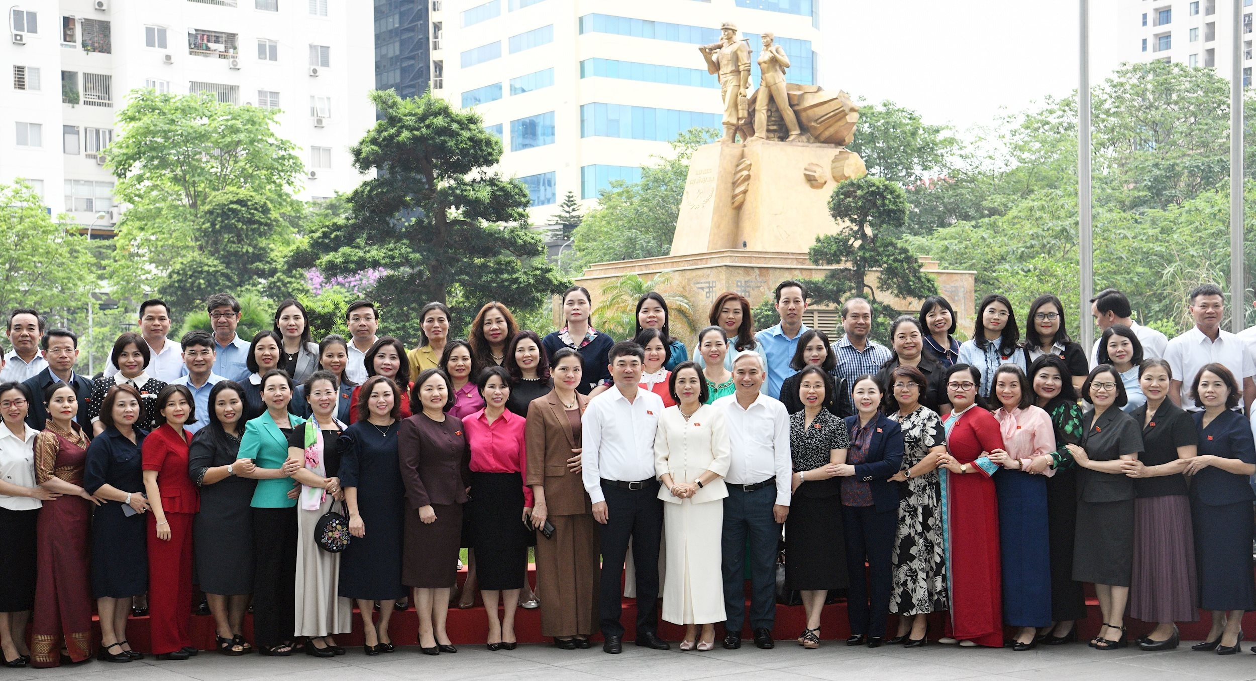 Phó Chủ tịch Quốc hội Nguyễn Thị Thanh cùng các đại biểu chụp ảnh lưu niệm