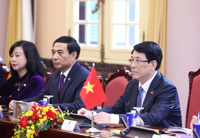 President Luong Cuong speaks at the talks with French President Emmanuel Macron. (Photo: VNA) vna-potal-chu-tich-nuoc-luong-cuong-hoi-dam-voi-tong-thong-phap-emmanuel-macron-8054507.jpg