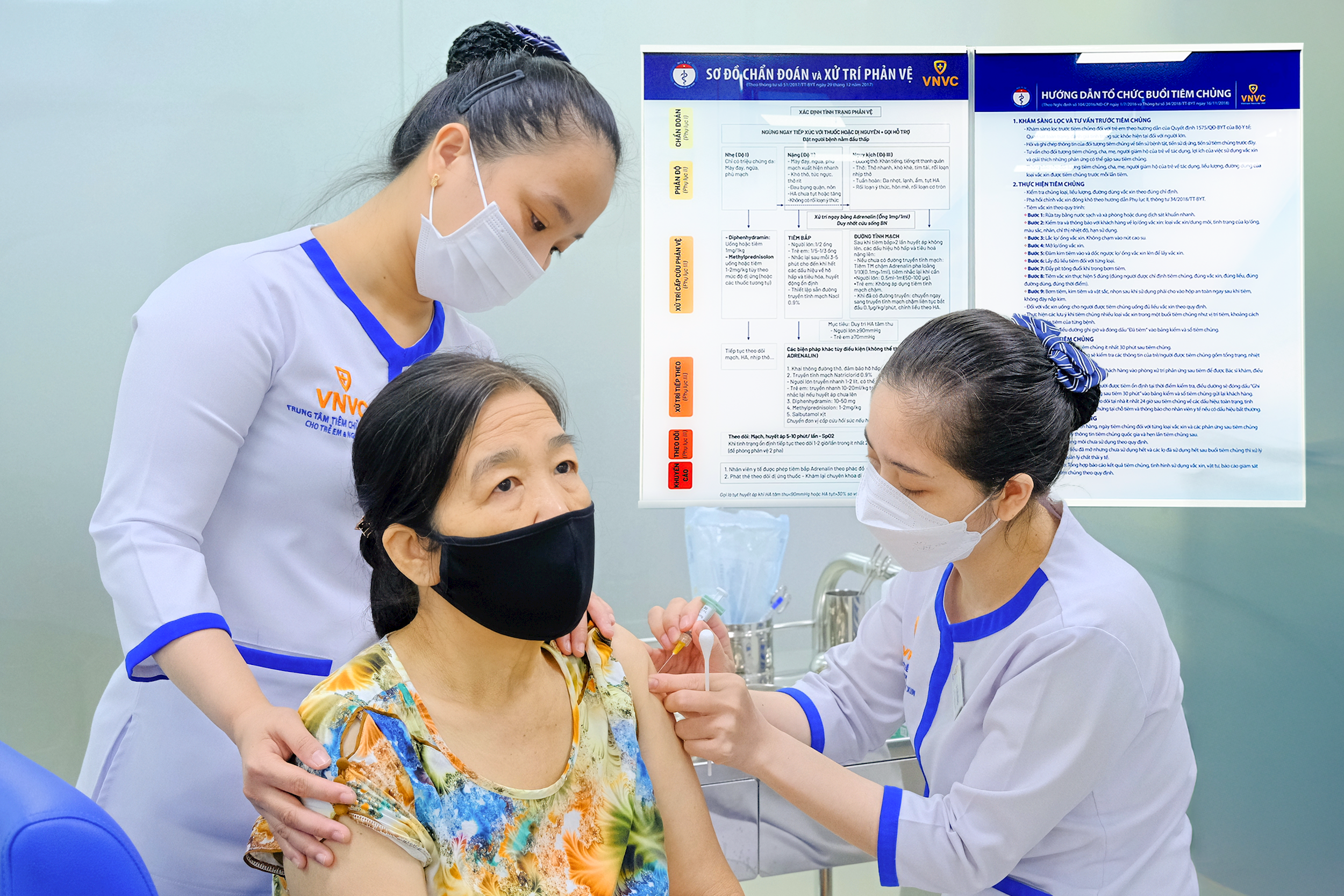 khach-nguoi-lon-tiem-vac-xin-phe-cau-20-tai-vnvc.png