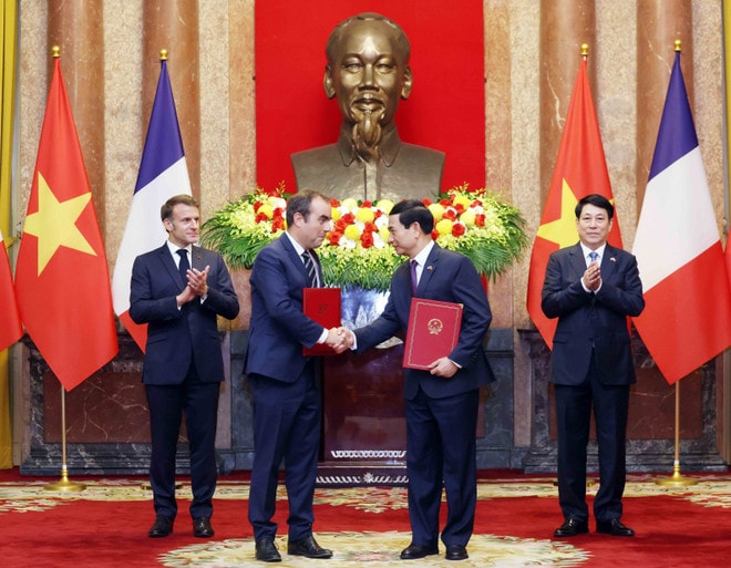 Vietnamese Minister of National Defence Phan Van Giang (second from right) and French Minister of the Armed Forces Sebastien Lecornu exchange a letter of intent between the two ministries on enhancing cooperation in the field of defence equipment. (Photo: VNA) luong-cuong-2.jpg