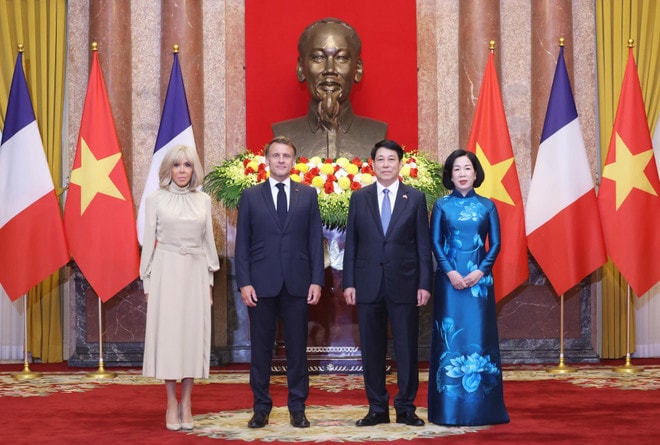 State President Luong Cuong (second from right( and French President Emmanuel Macron (second from left) and their spouses (Photo: VNA) hn.jpg