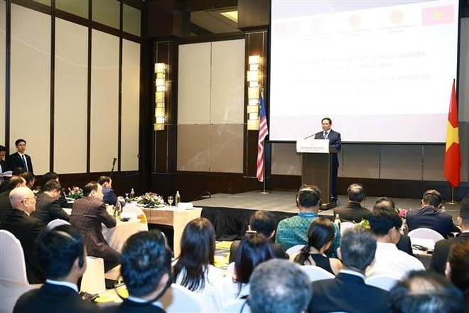 Prime Minister Pham Minh Chinh speaks at the Vietnam–Malaysia Business Meeting in Kuala Lumpur on May 25. (Photo: VNA) dn2.jpg