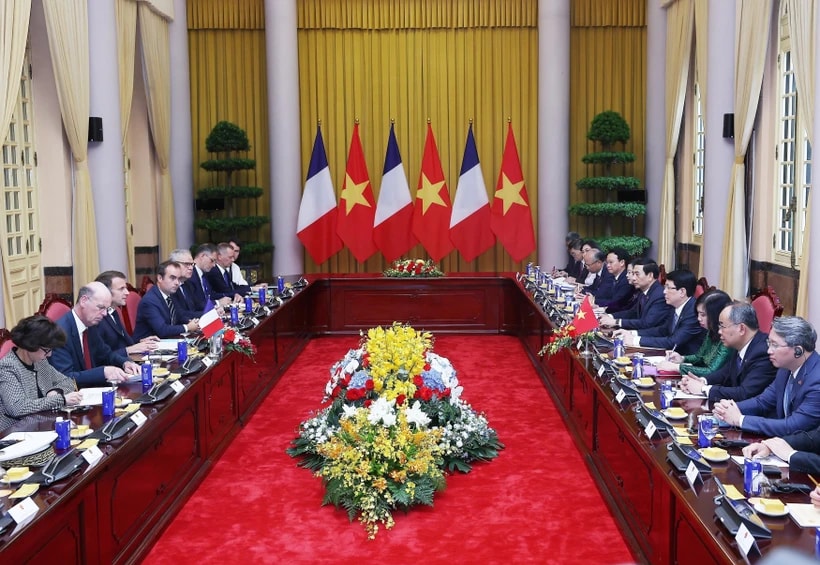 The talks between State President Luong Cuong and his French counterpart Emmanuel Macron in Hanoi on May 26 (Photo: VNA)