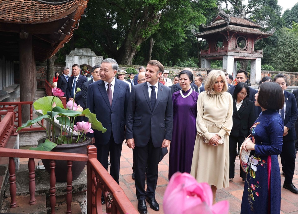 The two couples tour the Doctoral Steles Garden. These stelae are recognised by UNESCO as a world documentary heritage. (Photo: VNA)