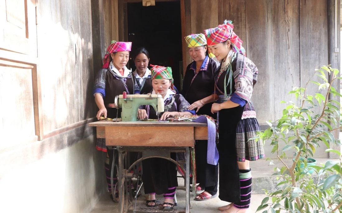 Ảnh 2- Có việc làm mở ra có cơ hội cho phụ nữ phát triển bản thân và thoát nghèo. Ảnh pnvn