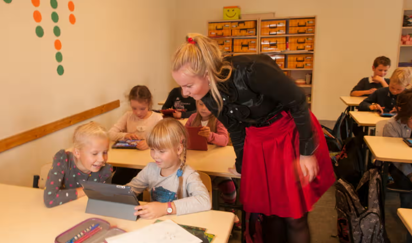 Các trường học ở Estonia khuyến khích học sinh sử dụng tài liệu học tập kỹ thuật số. Ảnh: Getty Images