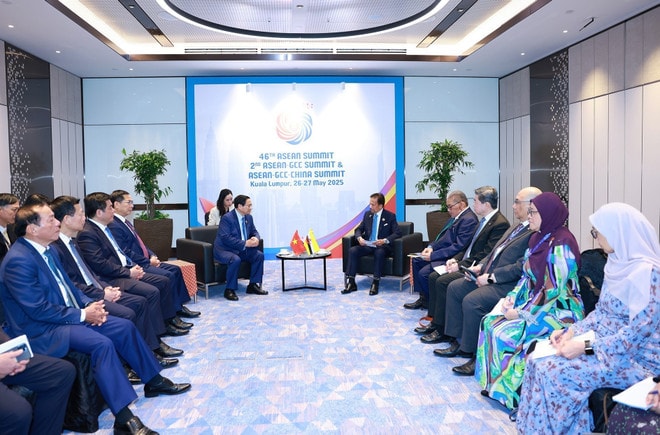 At the meeting between Vietnamese PM Pham Minh Chinh and Sultan Haji Hassanal Bolkiah of Brunei Darussalam in Kuala Lumpur on May 27. (Photo: VNA) vna-potal-thu-tuong-pham-minh-chinh-gap-quoc-vuong-brunei-hassanal-bolkiah-8056617.jpg
