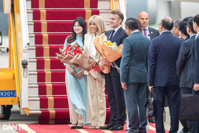 President Emmanuel Macron and his spouse receive flower bouquets from the Vietnamese farewell delegation. (Photo: dantri.com.vn) President Emmanuel Macron and his spouse receive flower bouquets from the Vietnamese farewell delegation. (Photo: dantri.com.vn)