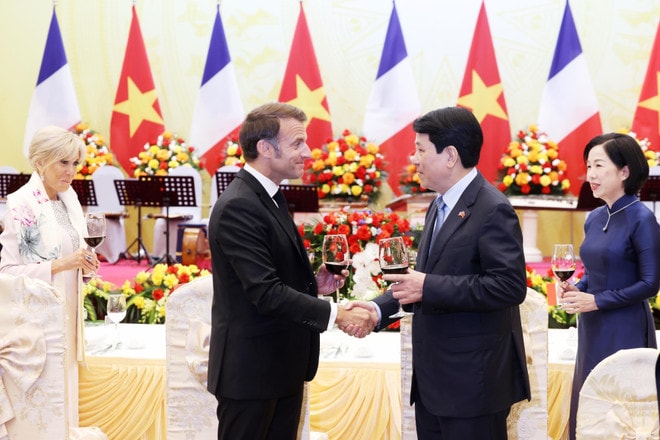 President Luong Cuong and his French counterpart Emmanuel Macron at the banquet in Hanoi on May 26 (Photo: VNA) vietnamese-president-hosts-banquet-for-french-counterpart-2.jpg