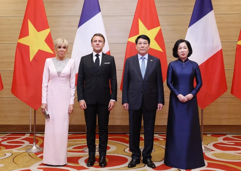 Vietnamese President Luong Cuong, his French counterpart Emmanuel Macron, and their spouses at the banquet held in honour of the French leader in Hanoi on May 26 (Photo: VNA)