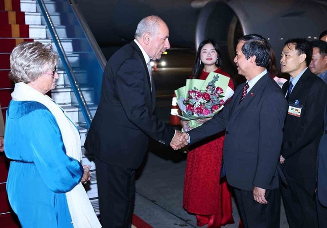 Minister of Education and Training Nguyen Kim Son welcomes Hungarian President Sulyok Tamás and his spouse at Noi Bai International Airport. (Photo: VNA) vna-potal-tong-thong-hungary-bat-dau-tham-chinh-thuc-viet-nam-8058252.jpg