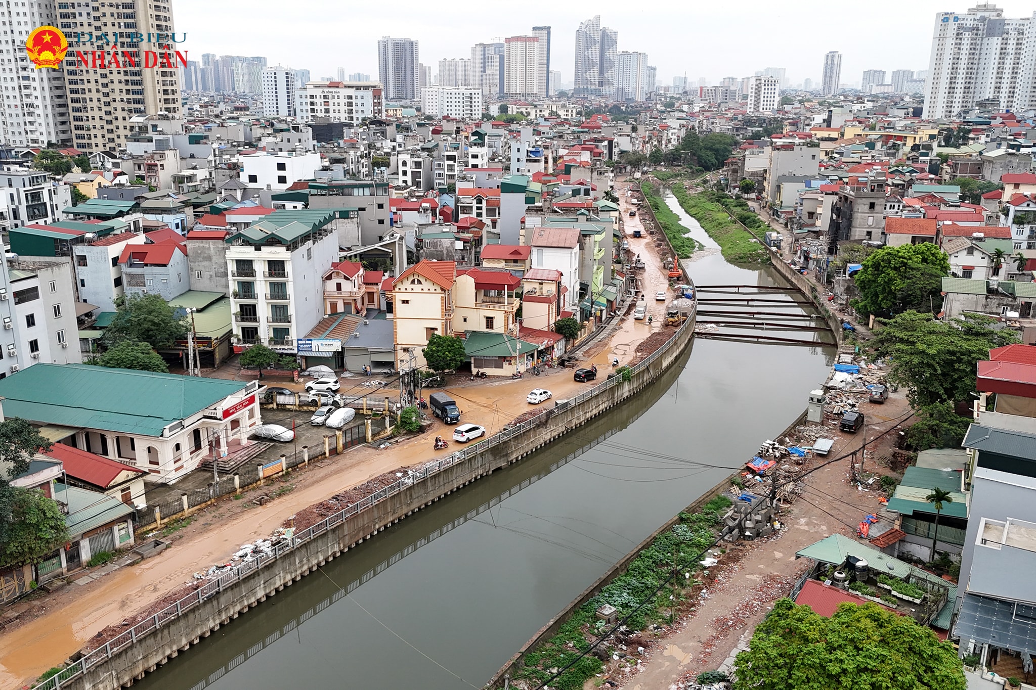 Dự án cải thiện hệ thống tiêu nước khu vực phía Tây TP Hà Nội có tổng diện tích 51,6ha. Dự án có 2 hạng mục lớn gồm xây dựng cụm công trình đầu mối Trạm bơm tiêu Yên Nghĩa; cứng hóa kênh La Khê dẫn nước về bể hút và đường giao thông hai bên bờ kênh.