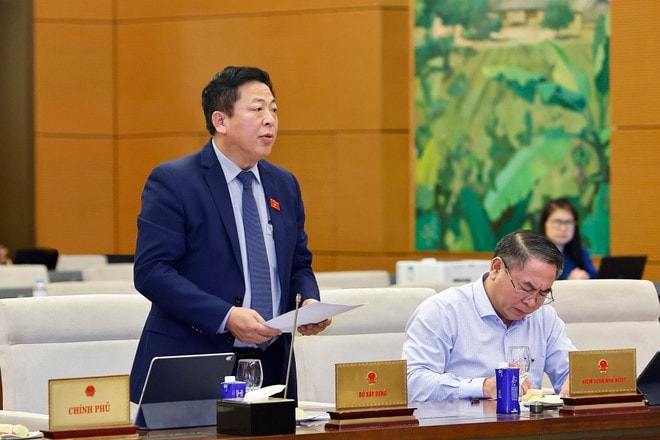 Minister of Construction Tran Hong Minh presents a summary report on feedback, explanations, and revisions. (Photo: VNA) vna-potal-ubtv-quoc-hoi-cho-y-kien-ve-co-che-chinh-sach-dac-thu-phat-trien-nha-o-xa-hoi-8057722.jpg