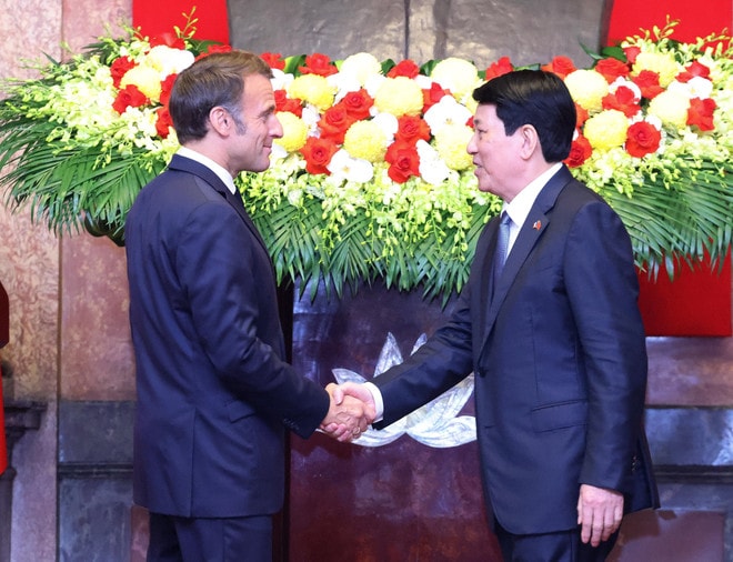 State President Luong Cuong (R) and French President Emmanuel Macron at the joint press conference (Photo: VNA) vna-potal-chu-tich-nuoc-luong-cuong-va-tong-thong-phap-emmanuel-macron-gap-go-bao-chi-8054720.jpg