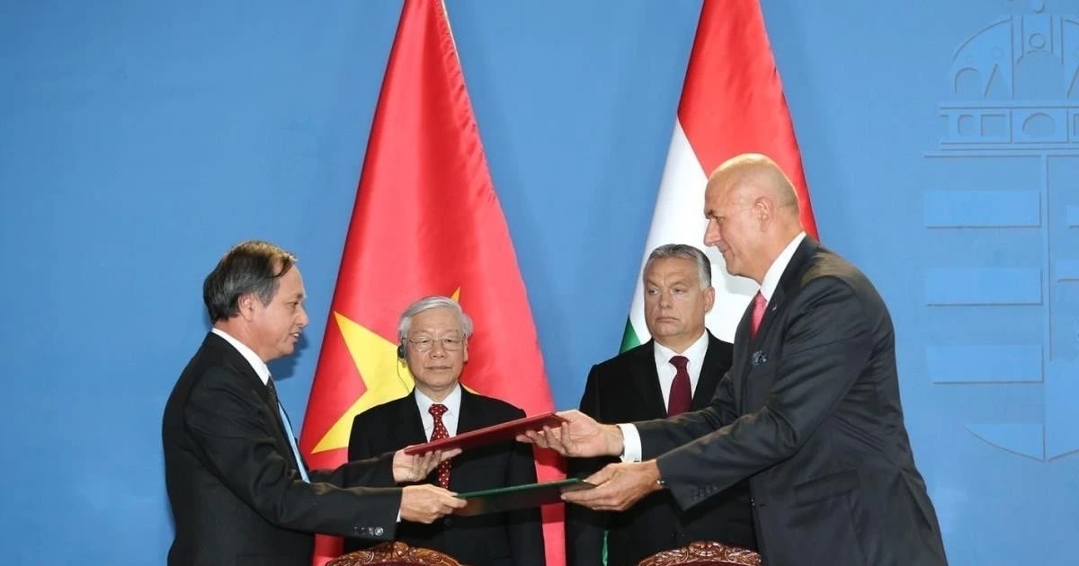 Party General Secretary Nguyen Phu Trong and Hungarian Prime Minister Viktor Orbán witness the signing ceremony of the Memorandum of Understanding between the Hungarian Water Industry Association and the People's Committee of Thanh Hoa province on the Clean Water Supply Project in Thanh Hoa province, on September 10, 2018. (Photo: VNA)