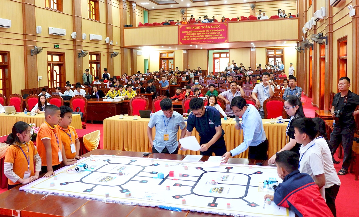 Cuộc thi thu hút sự theo dõi, tham gia của đông đảo giáo viên, học sinh và cả phụ huynh.
