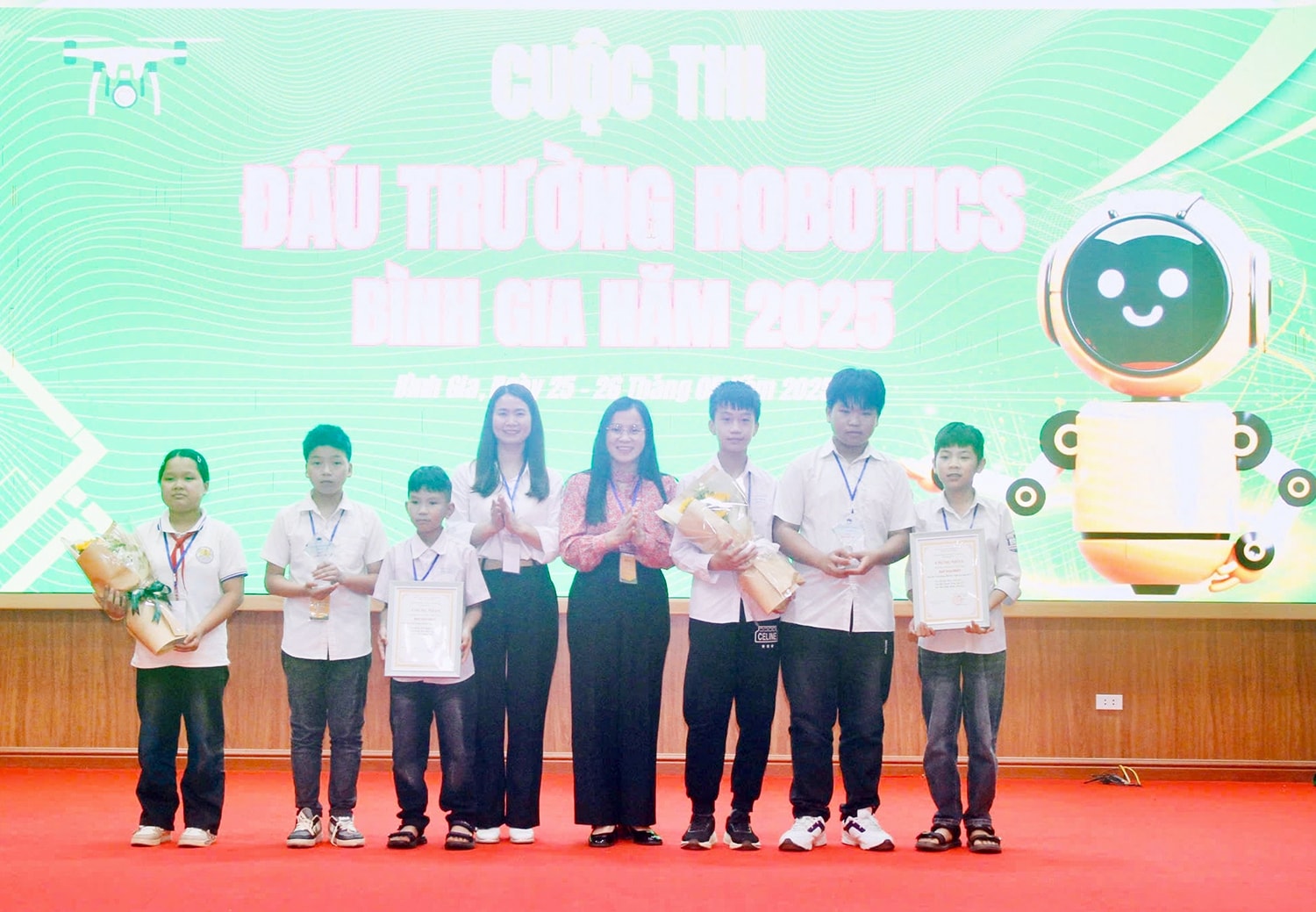 Trưởng Phòng Giáo dục và Đào tạo Bình Gia Hà Thị Thùy Dương chúc mừng và trao thưởng cho 2 đội giành giải Nhất: Trường PTDTBT Tiểu học Yên Lỗ và Trường THCS Hoàng Văn Thụ