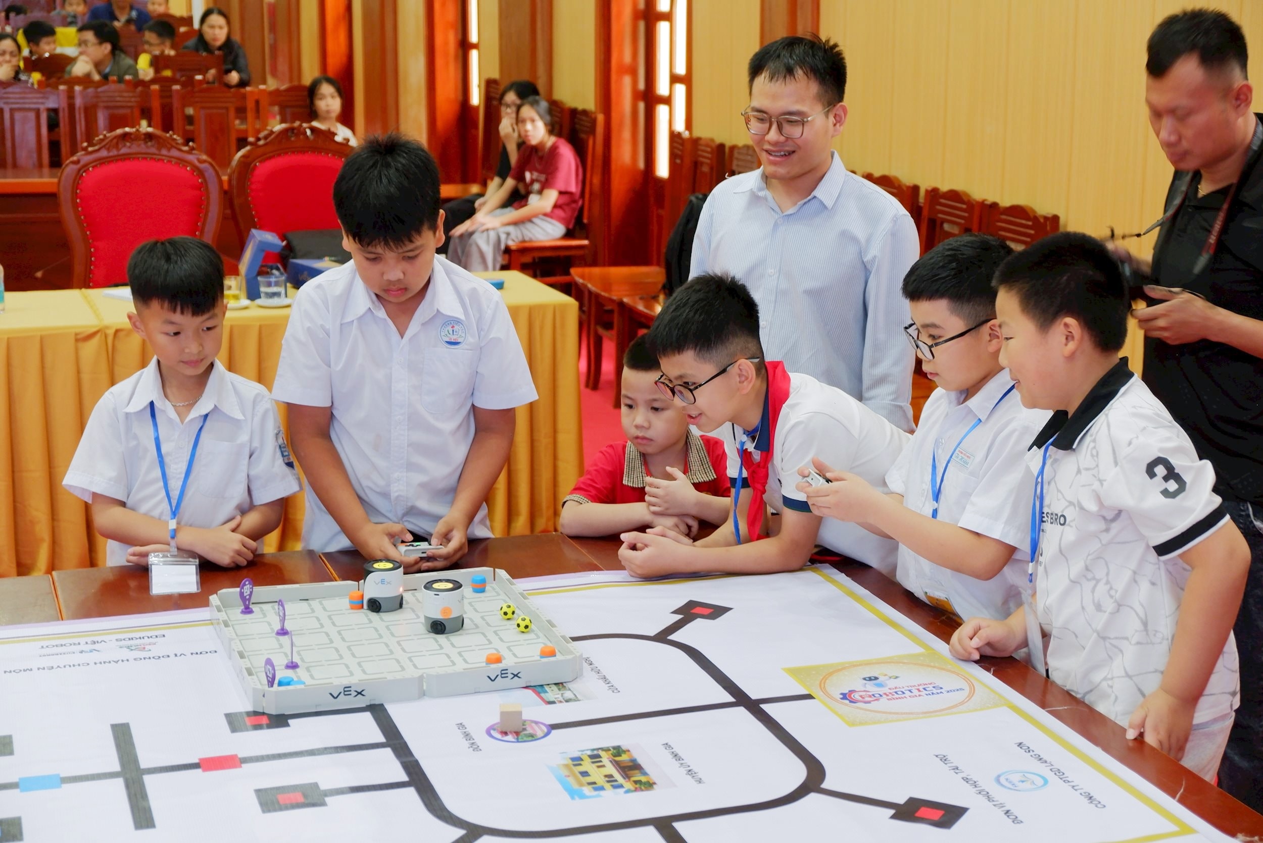 Chỉ sau vài tiếng được tiếp cận và làm quen với robot VEX AIM, các em học sinh tiểu học đã có thể tự tin trình diễn một trận đấu bóng