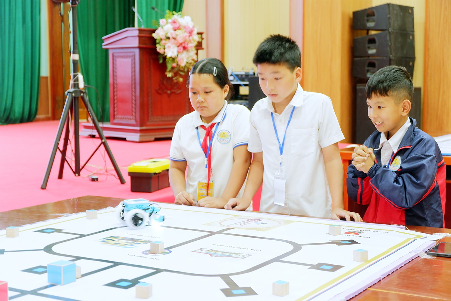 Đội tuyển robotics Trường PTDTBT Tiểu học Yên Lỗ trong trận chung kết bảng đấu tiểu học