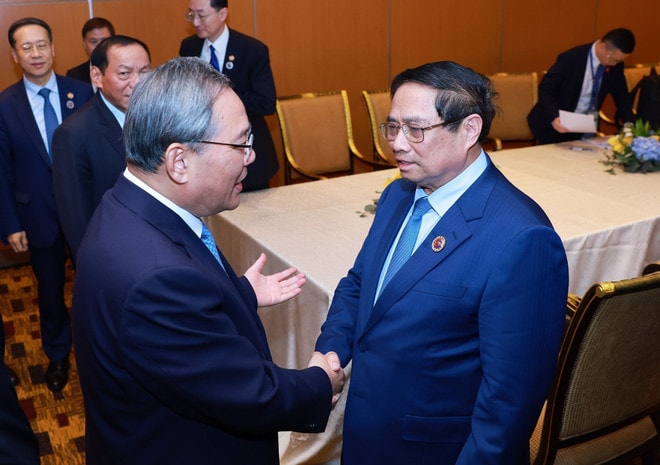 PM Pham MInh Chinh (R) and Chinese Premier Li Qiang (Photo: VNA) ed.jpg