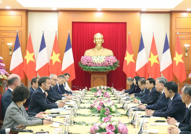 The meeting between Party General Secretary To Lam and French President Emmanuel Macron in Hanoi on May 26 (Photo: VNA) to-lam-2.jpg