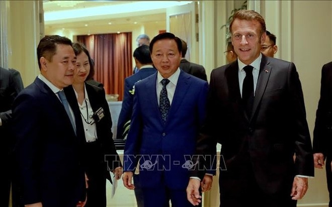 French President Emmanuel Macron (R) and Deputy PM Tran Hong Ha (Photo: VNA) jc.jpg