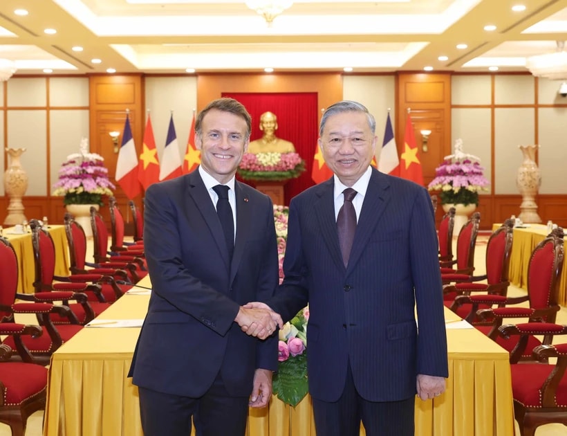 Party General Secretary To Lam (R) receives French President Emmanuel Macron in Hanoi on May 26. (Photo: VNA)