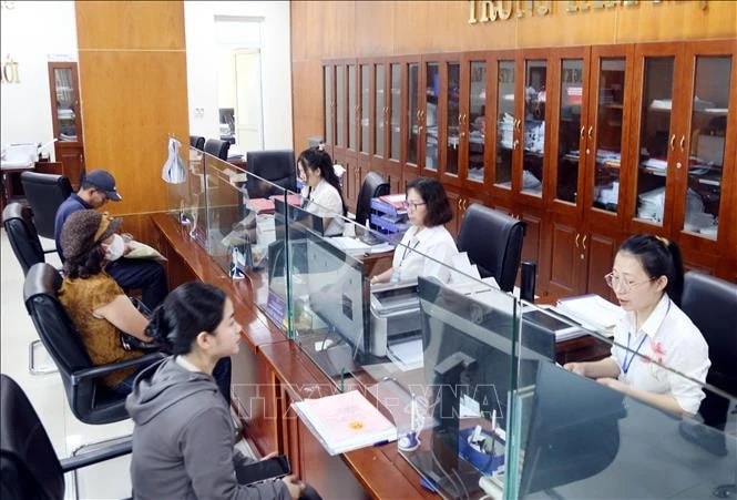 Processing administrative procedures at the One-Stop-Shop office in Dong Hoi city, Quang Binh province. (Photo: VNA)