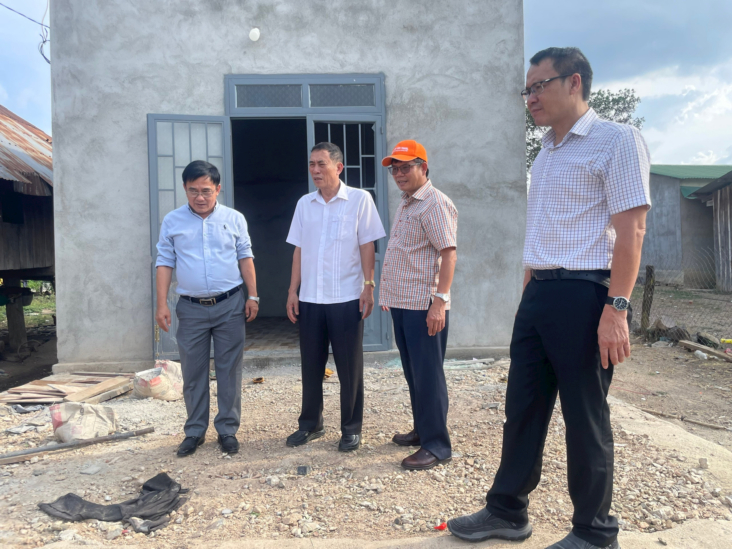 Thường trực HĐND tỉnh khảo sát thực tế tại huyện Buôn Đôn. Ảnh: Bích Quyên