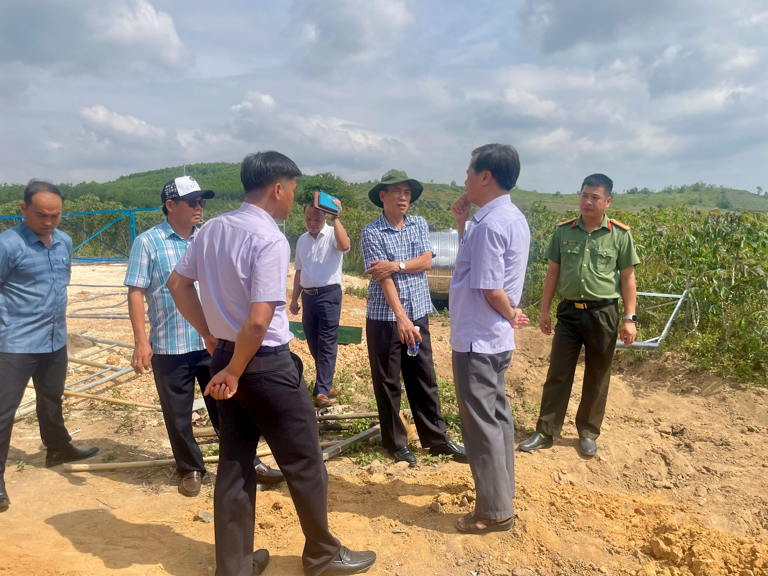 Thường trực HĐND tỉnh khảo sát thực tế tại huyện Ea Kar. Ảnh: Bích Quyên